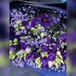 Elegancki bukiet kondolencyjny w niebieskiej tonacji z eustomą, gipsówką, czarną bibułą i dużą kokardą