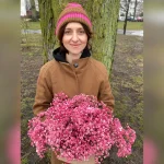 Bogata wiązanka z gipsówki w odcieniach czerwieni, starannie ułożona, owinięta bibułą i przewiązana kokardą. Elegancja i subtelność w jednym bukiecie!